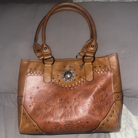 Brown leather bag used only a few days needed something larger - Picture 3 of 8